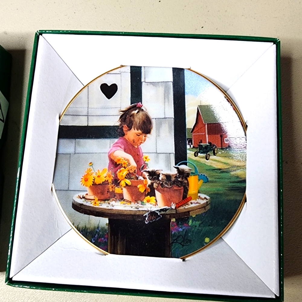 DONALD ZOLAN LITTLE GARDENER MINIATURE PLATE WITH STAND.